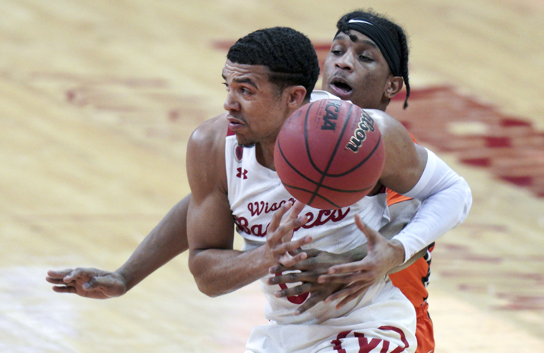 Illinois 74, UW 69